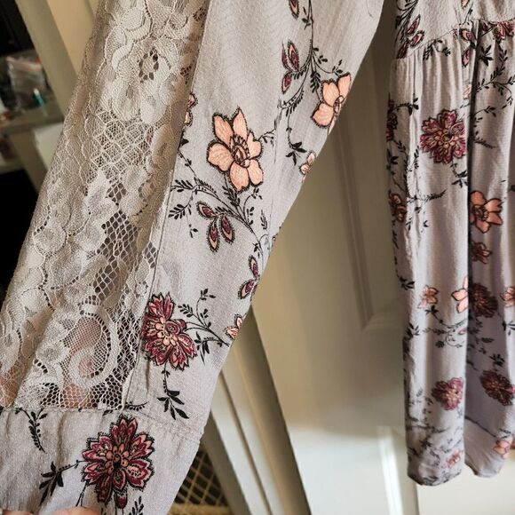 Torrid Gray Floral Lace Tunic Top - Picture 6 of 7